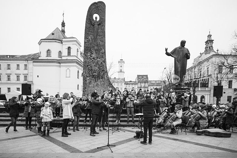 作为“自由天空”艺术活动的一部分，利沃夫国家交响乐团(INSO-Lviv Symphony Orchestra of Lviv National Philharmonic Society)在利沃夫的斯沃博迪大道(Svobody Avenue)进行了演出，以支持呼吁西方和其他国家关闭乌克兰上空天空的呼吁。